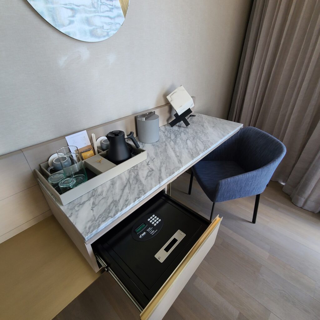 TETRA Hotel Living Room Desk