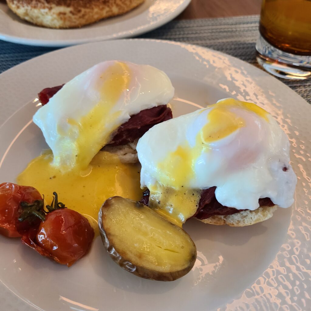 Izmir Marriott MClub Lounge Eggs Benedict