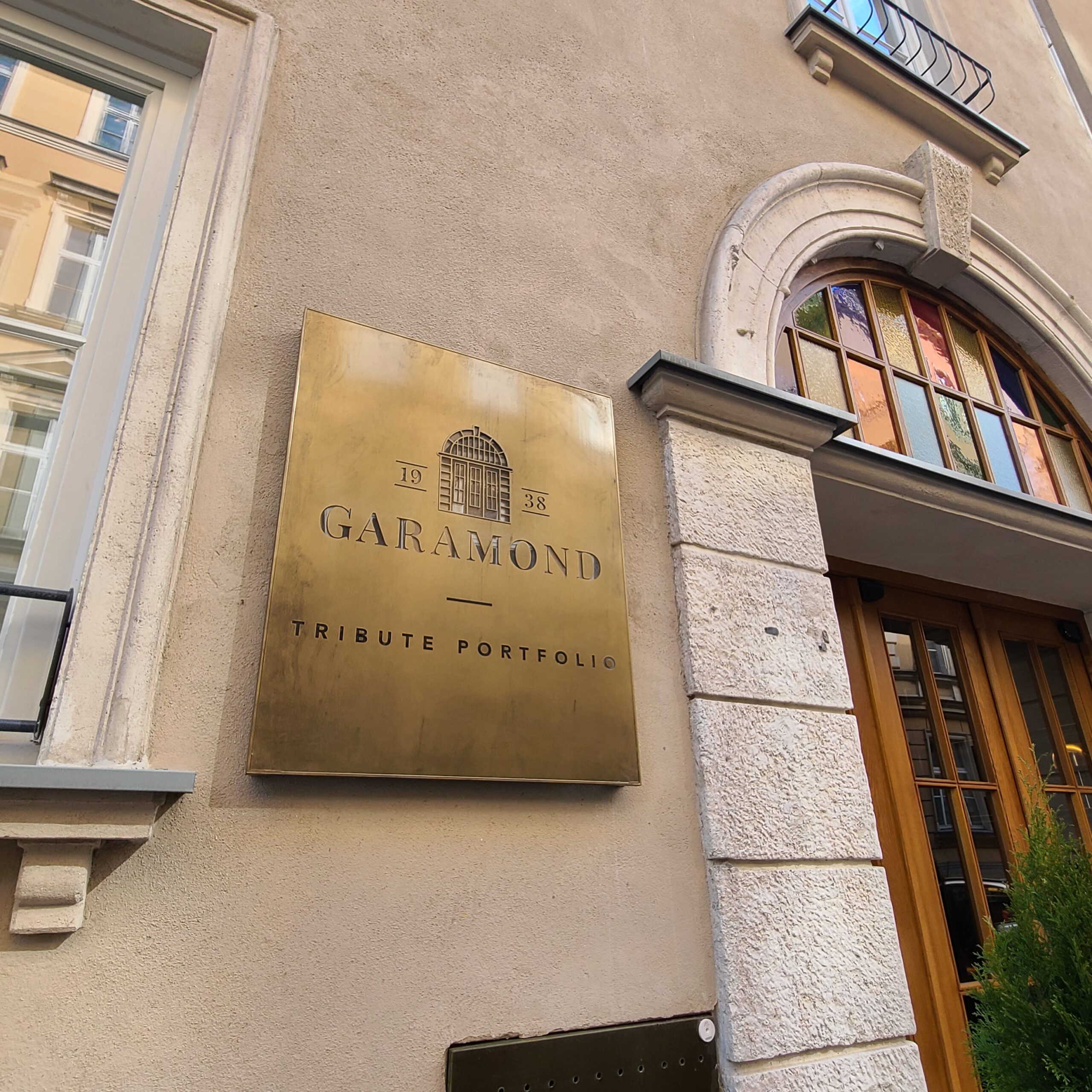 Garamond, Tribute Portfolio Hotel Sign