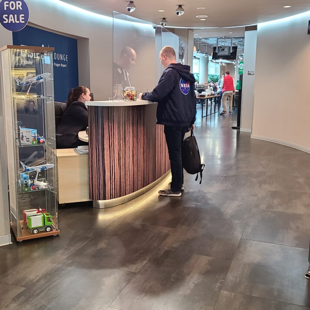 Erste Premier Lounge, PRG Front Desk