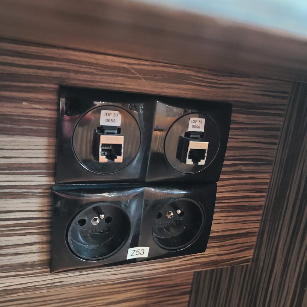 Erste Premier Lounge, PRG Power Plugs