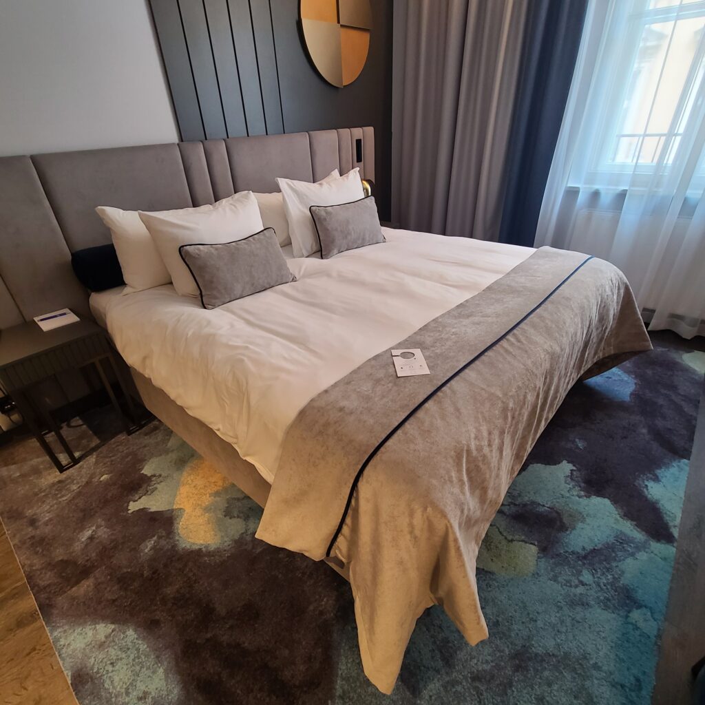 Garamond, Tribute Portfolio Standard Room Double Bed