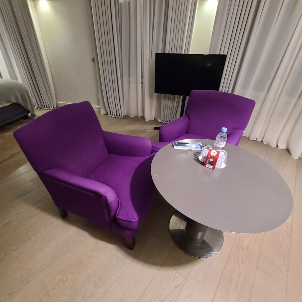 Hotel Indigo Paris Opera Junior Suite Seating Area