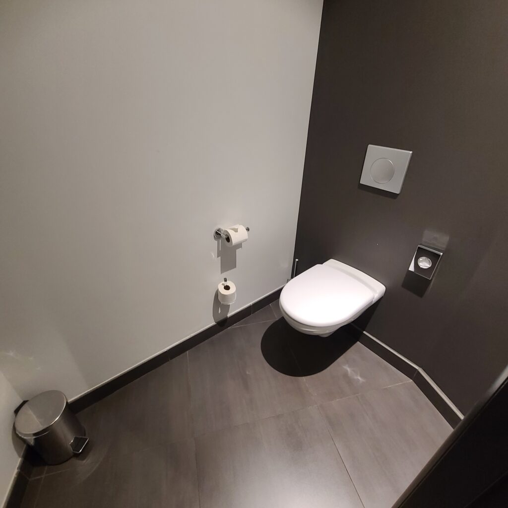 Hotel Indigo Paris Opera Junior Suite Toilet Room