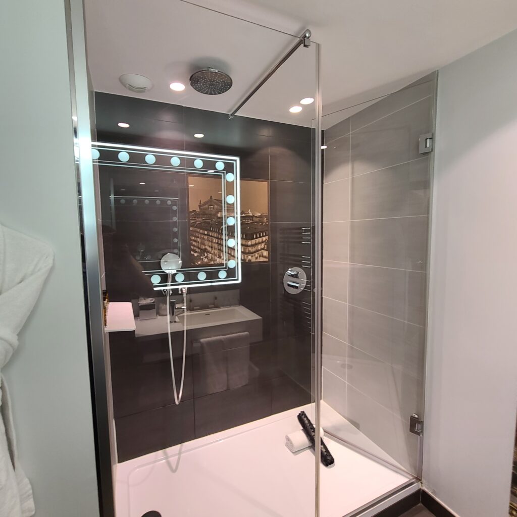 Hotel Indigo Paris Opera Junior Suite Shower