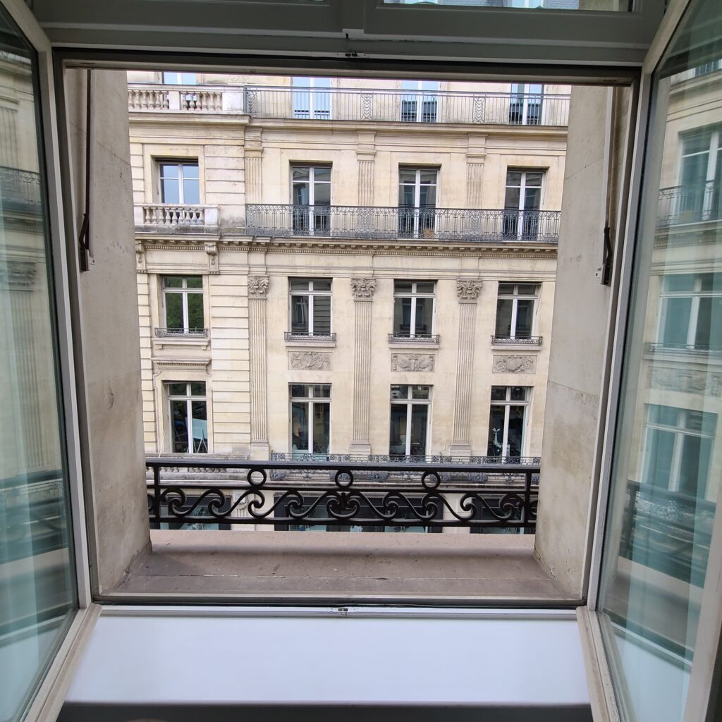 Hotel Indigo Paris Opera Junior Suite Opened Window