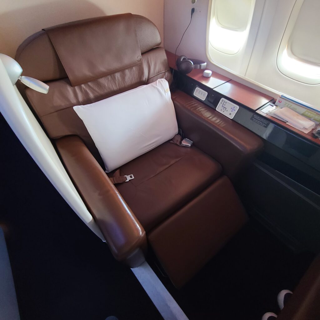 JAL Boeing 777-300ER First Class Seat Relax Mode