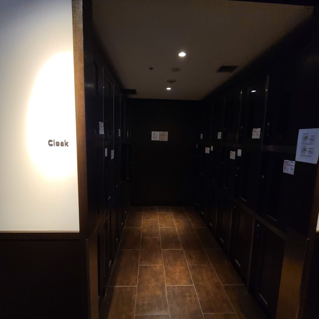 JAL Diamond Premier Lounge North Wing Cloak Room