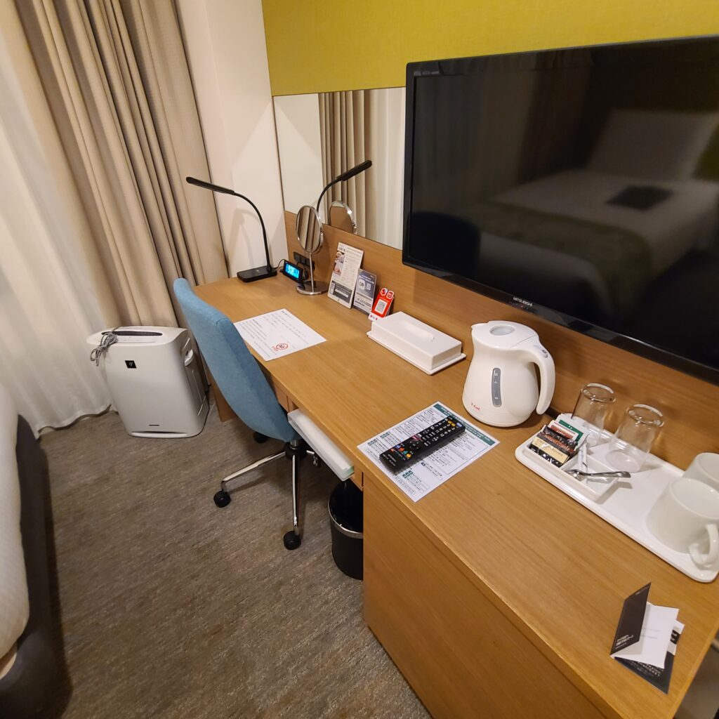 ANA Holiday Inn Sapporo Susukino Room Desk