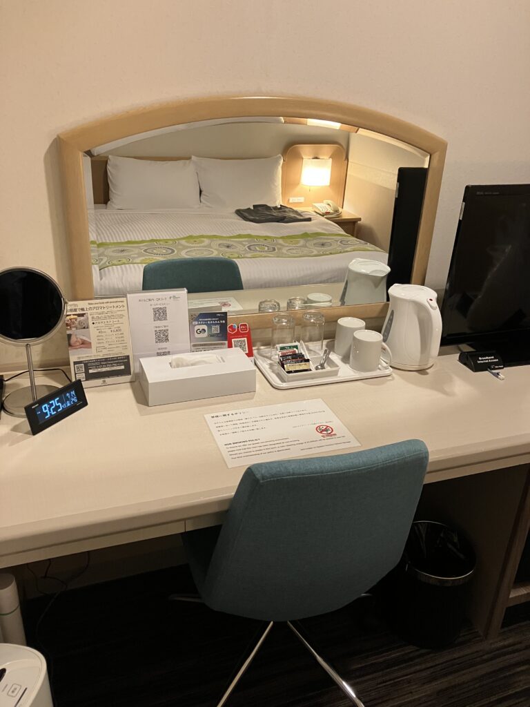 ANA Holiday Inn Sapporo Susukino Room Desk