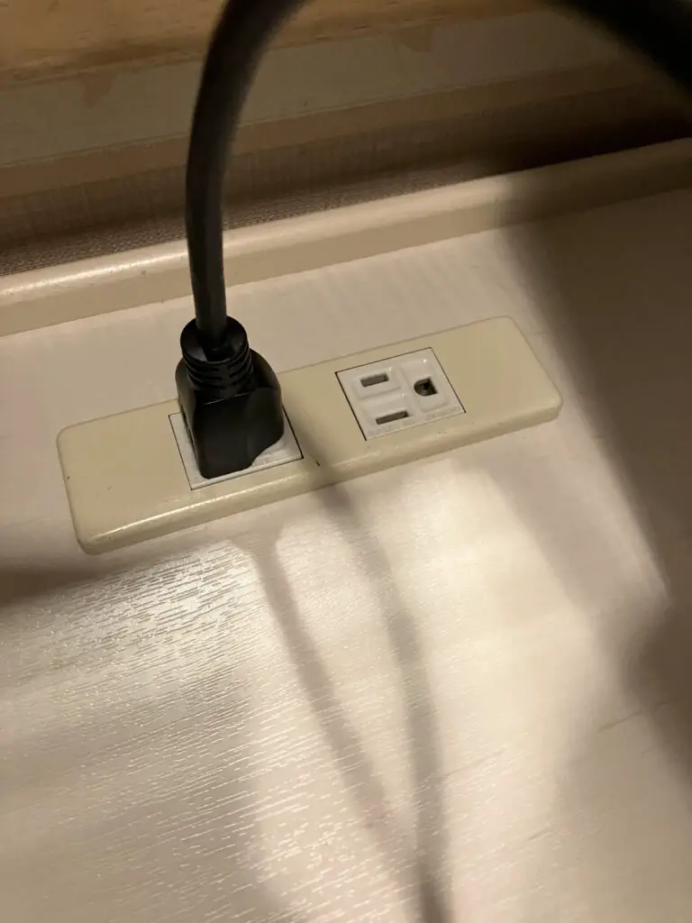 ANA Holiday Inn Sapporo Susukino 3-Prong Power Outlets