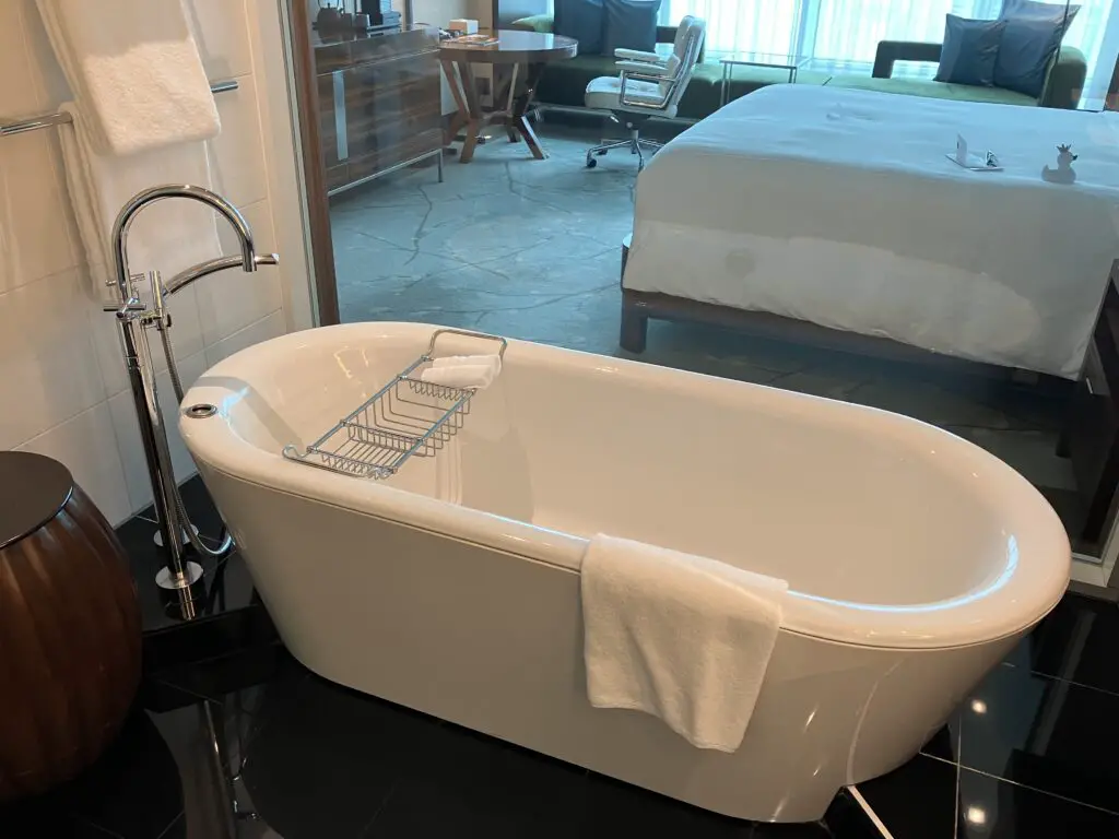 Conrad Tokyo Bathroom Tub