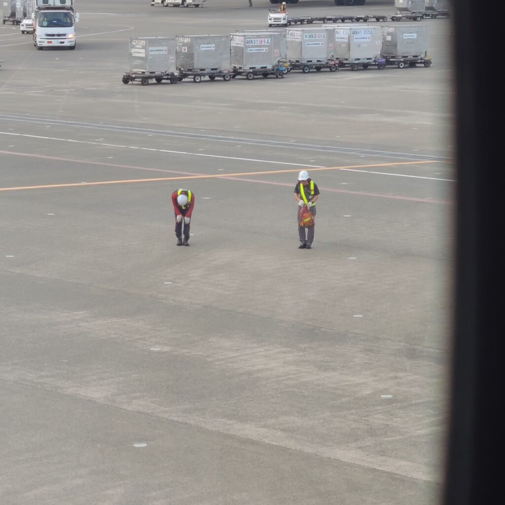 JAL Ground Crew Bowing