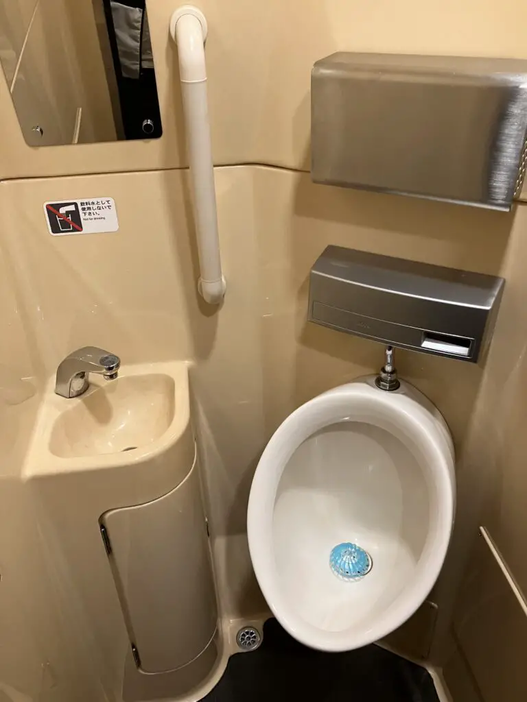 Hokuto Limited Express Urinal Room