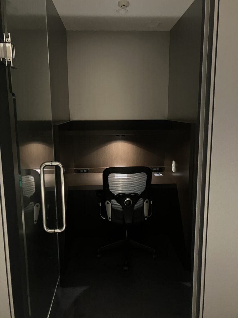 ANA Suite Lounge HND Work Booth