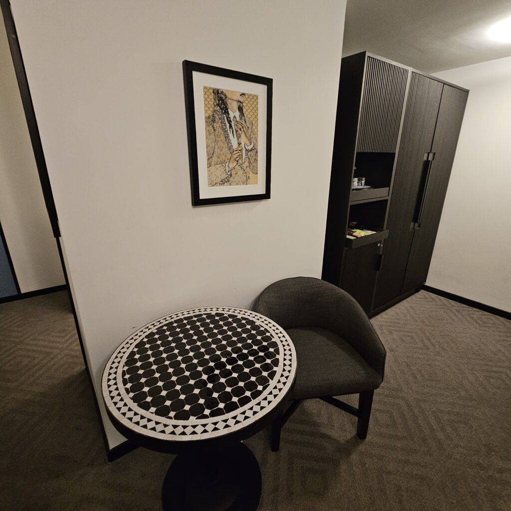 Kimpton Hotel Fontenot Premium Room Round Table & Chair