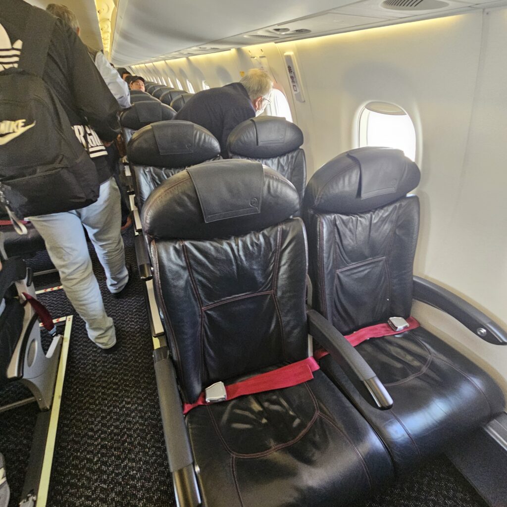 JAL Embraer E190 Economy Class