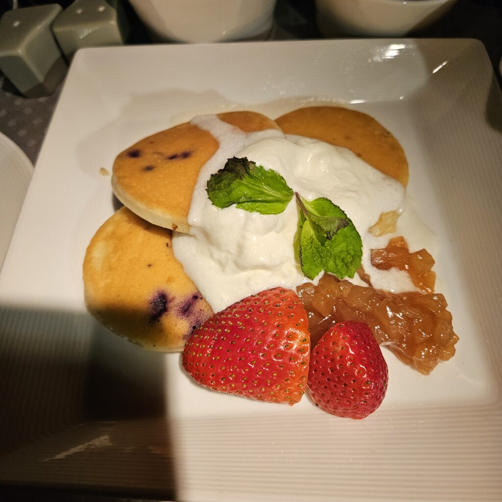 EVA Air Boeing 777 Royal Laurel TPE-SFO Breakfast Pancakes