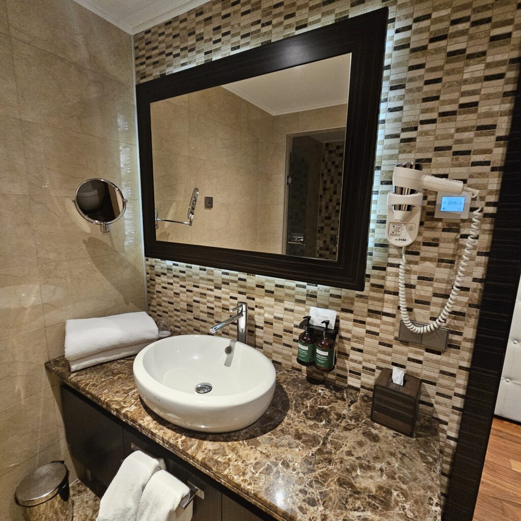 Crowne Plaza Borjomi Premium Room Bathroom