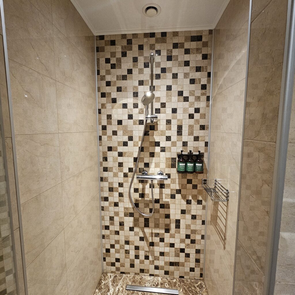 Crowne Plaza Borjomi Premium Room Shower