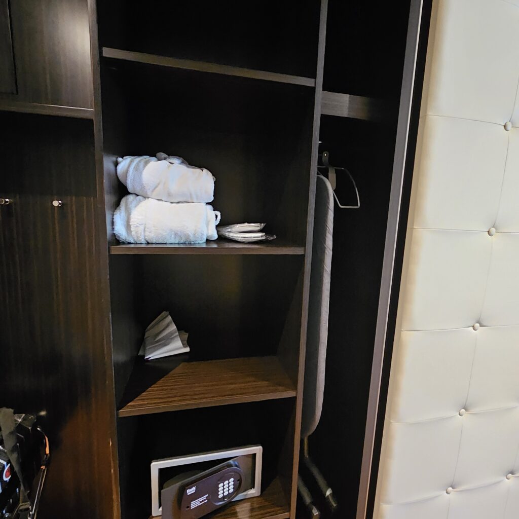 Crowne Plaza Borjomi Premium Room Closet