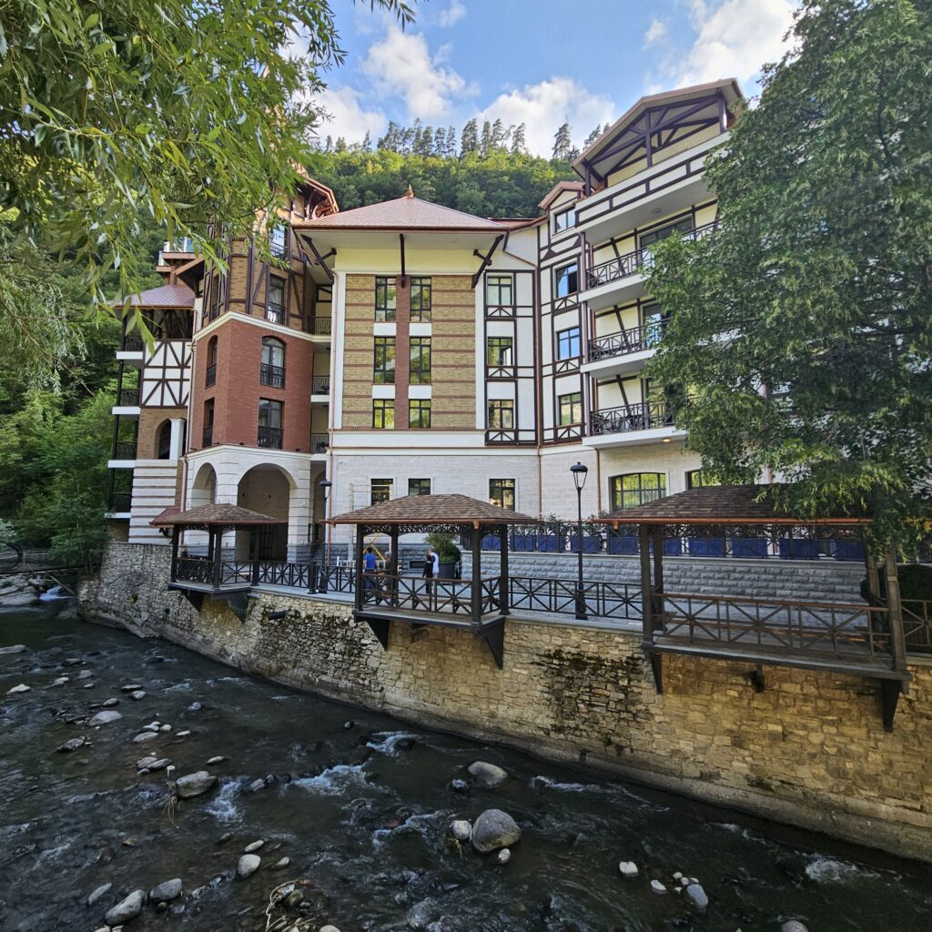 Crowne Plaza Borjomi Riverside Patios