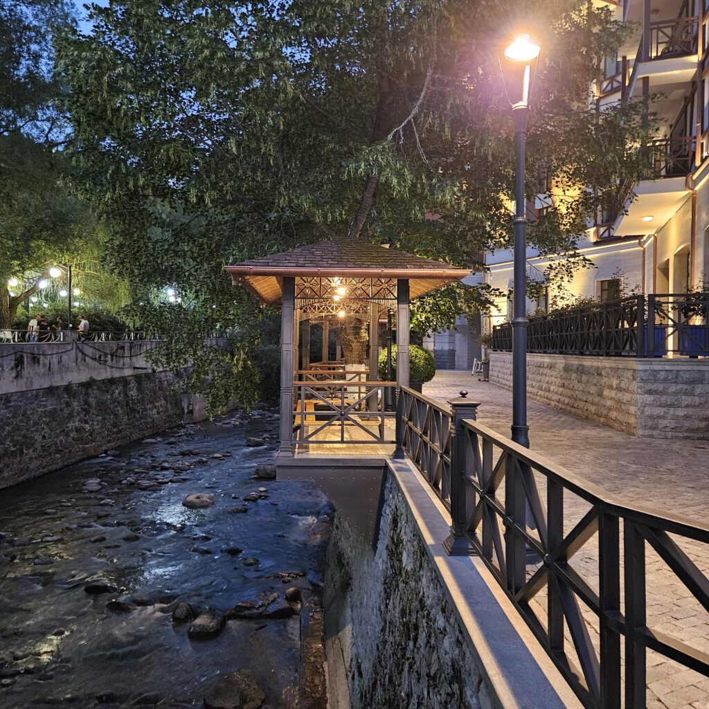 Crowne Plaza Borjomi Riverside Patio