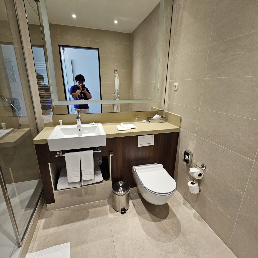 Courtyard by Marriott Sarajevo Business Guest Room Bathroom