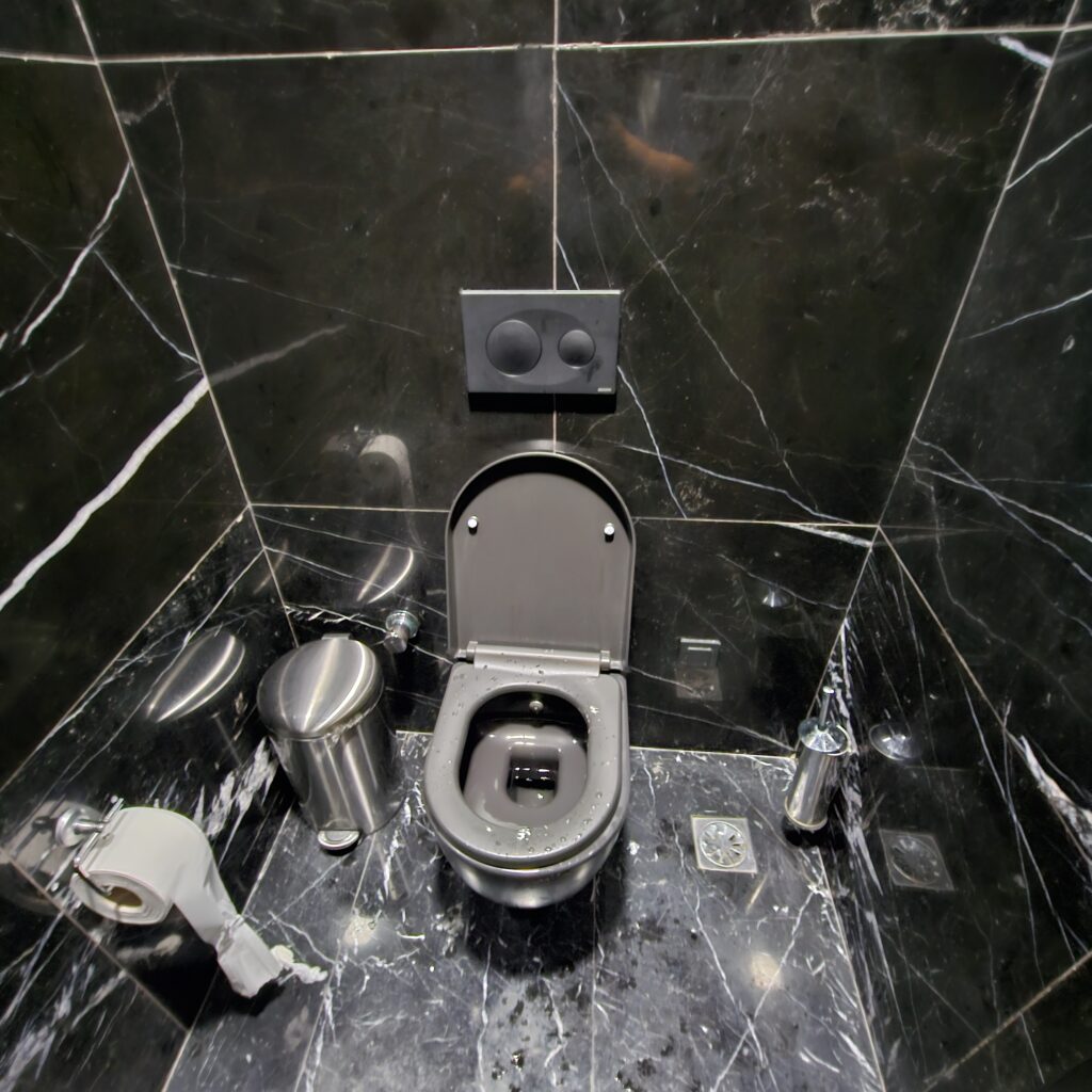 Primeclass Lounge TBS Bathroom Toilet