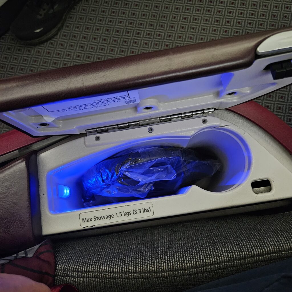 Qatar Airways Boeing 787-8 Business Class Seat Stowage