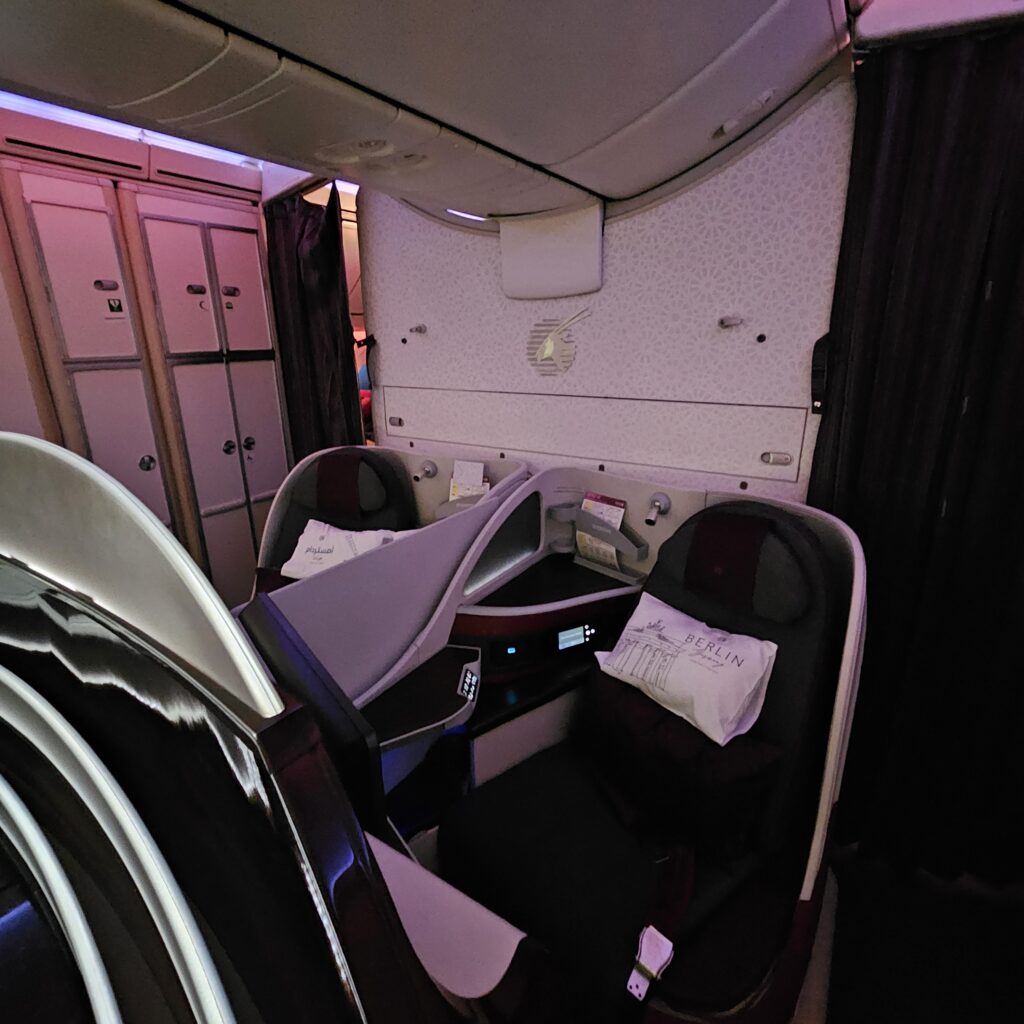 Qatar Airways Boeing 787-8 Business Class Row 6