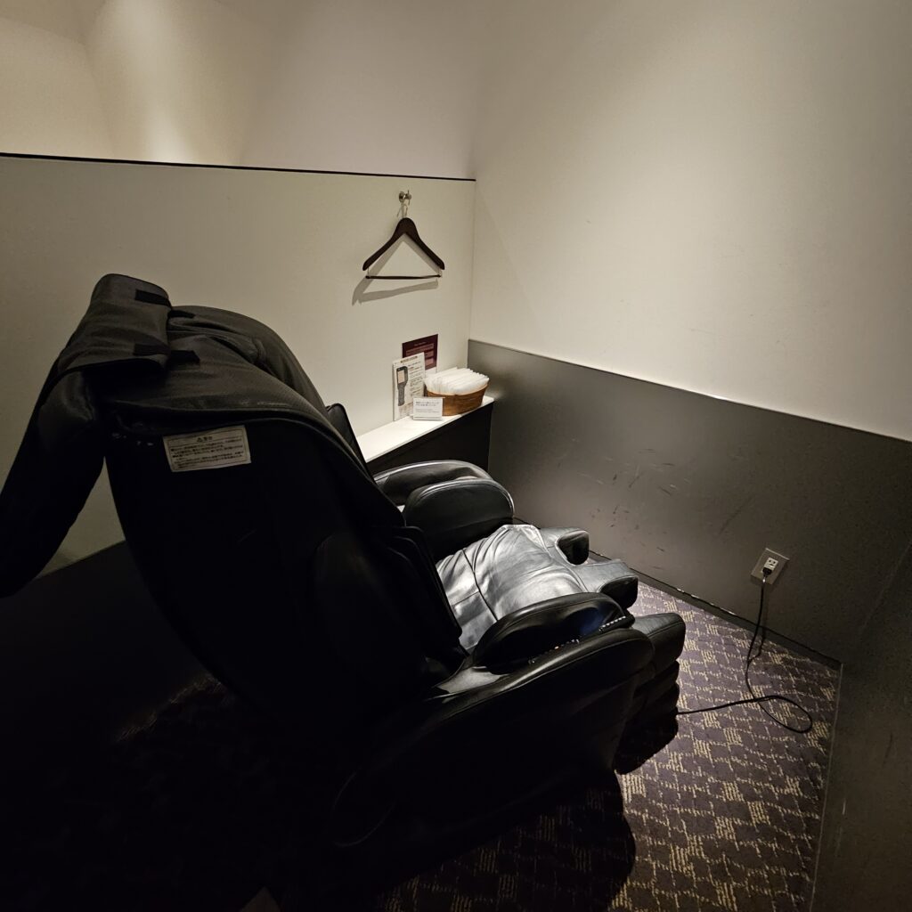 ANA Suite Lounge NRT Massage Chair