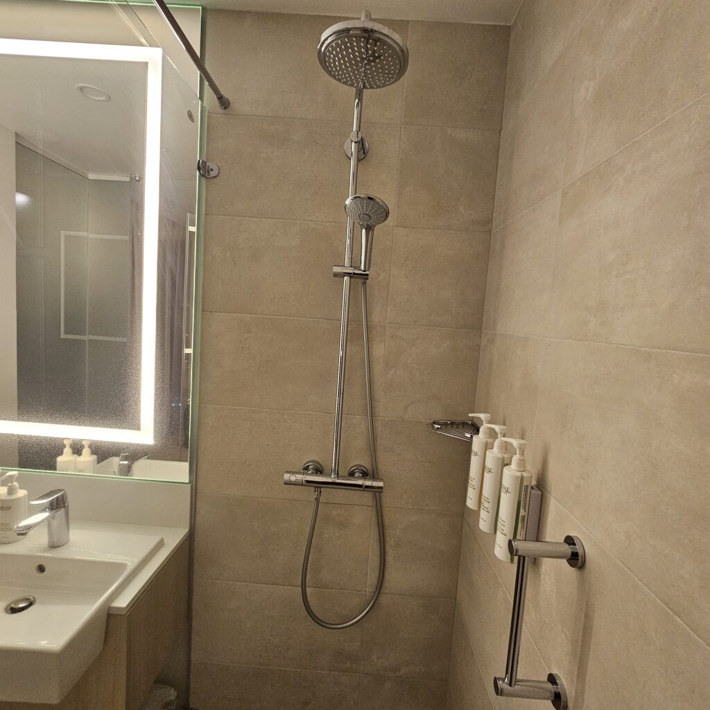 Courtyard Vilnius Bathroom Walk-in Shower