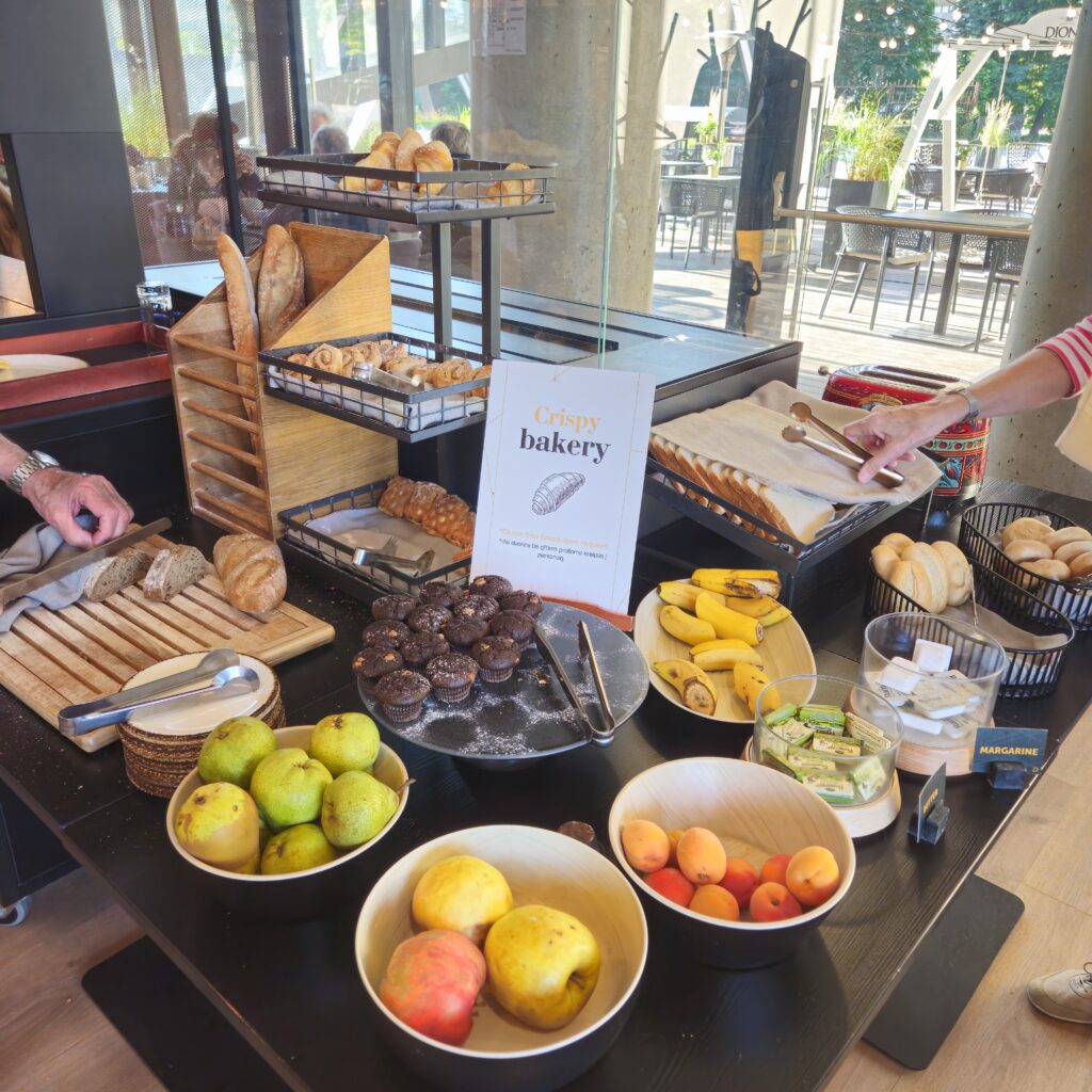 Courtyard Vilnius Solt Dining Breakfast Bread Station