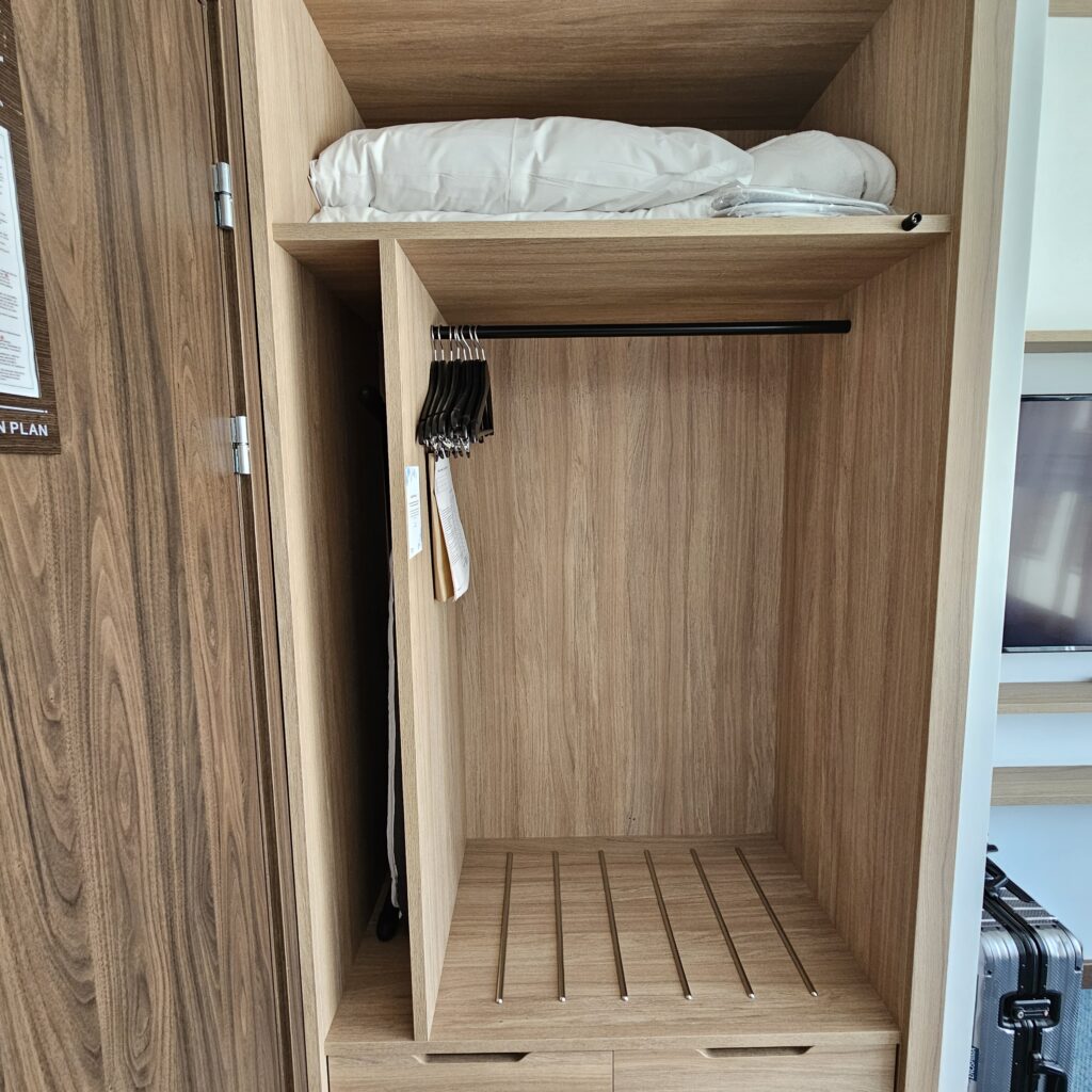 Hilton Garden Inn Riga King Deluxe Closet