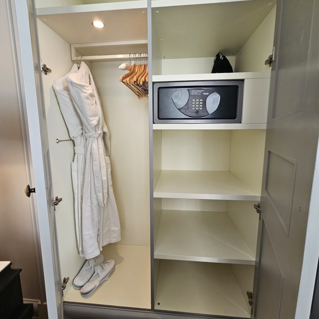 Hotel Telegraaf, Autograph Collection Siemens Suite Bedroom Closet
