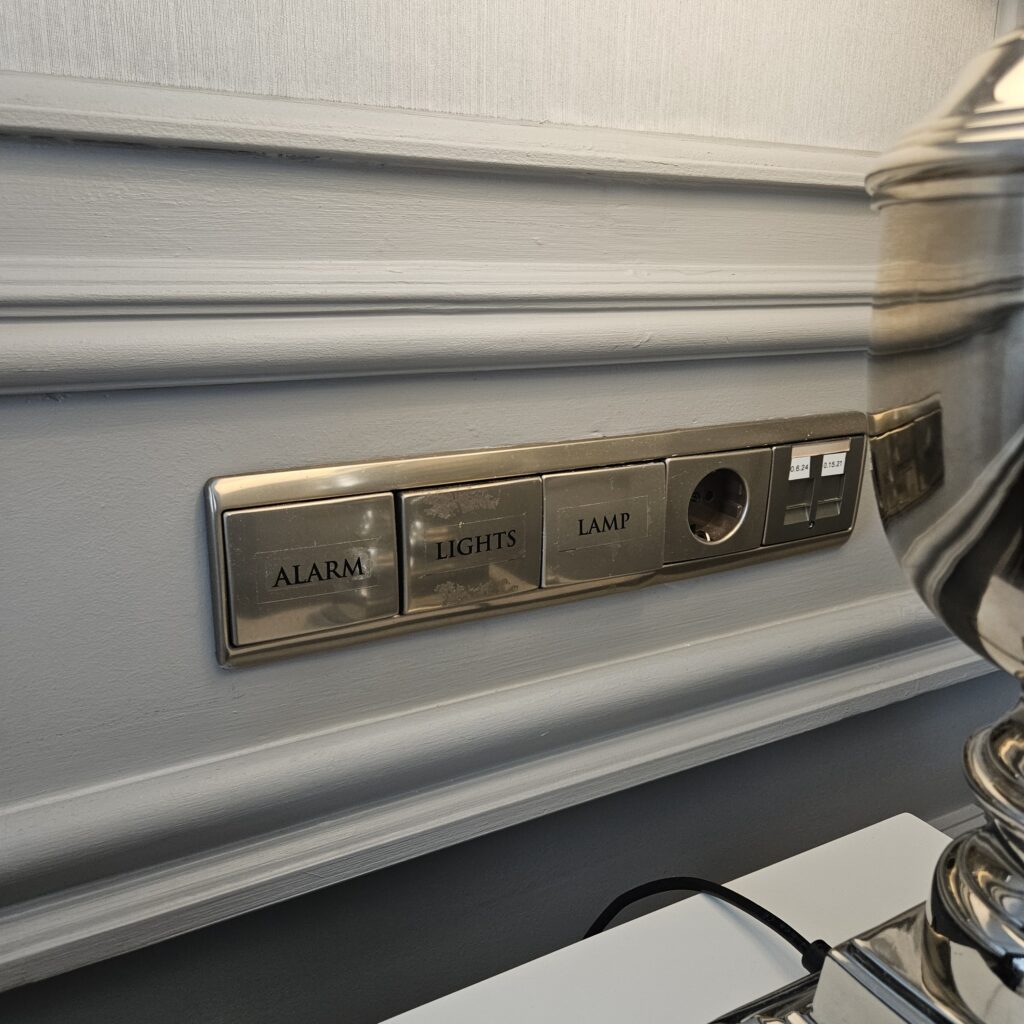 Hotel Telegraaf, Autograph Collection Siemens Suite Bedside Switches