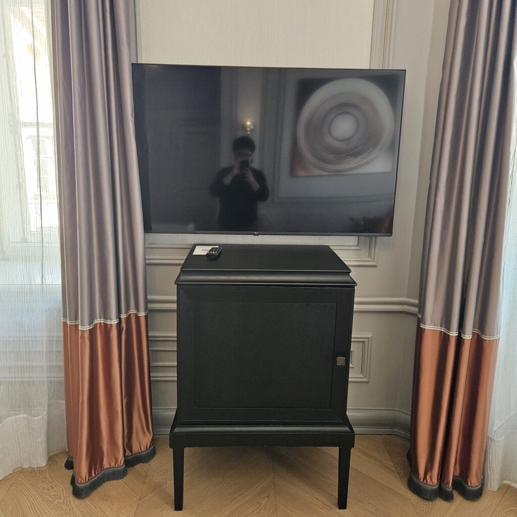 Hotel Telegraaf, Autograph Collection Siemens Suite Living Room TV