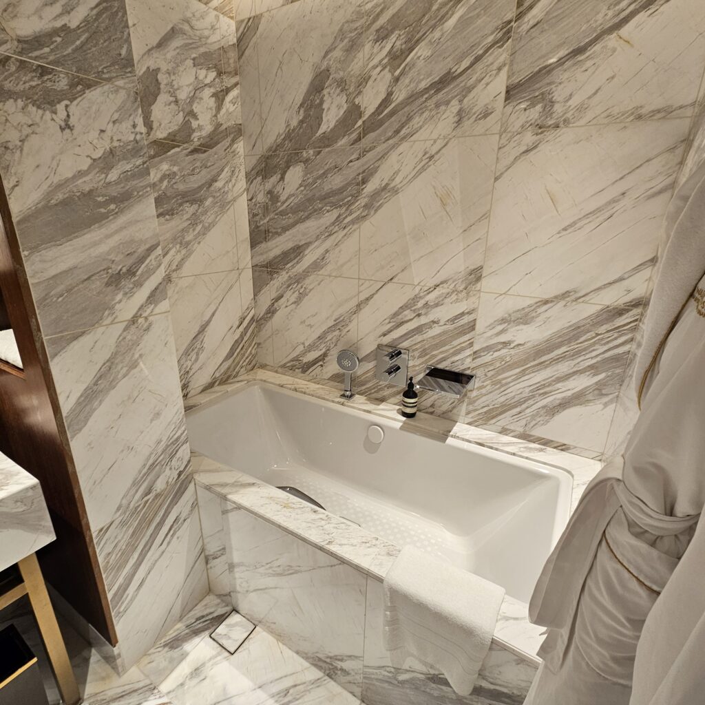 Waldorf Astoria Dubai International Financial Centre Premium Room Bathtub