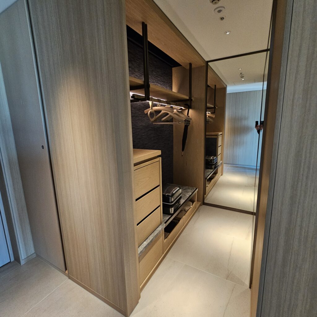 Waldorf Astoria Osaka Premier Room Walk-in Closet
