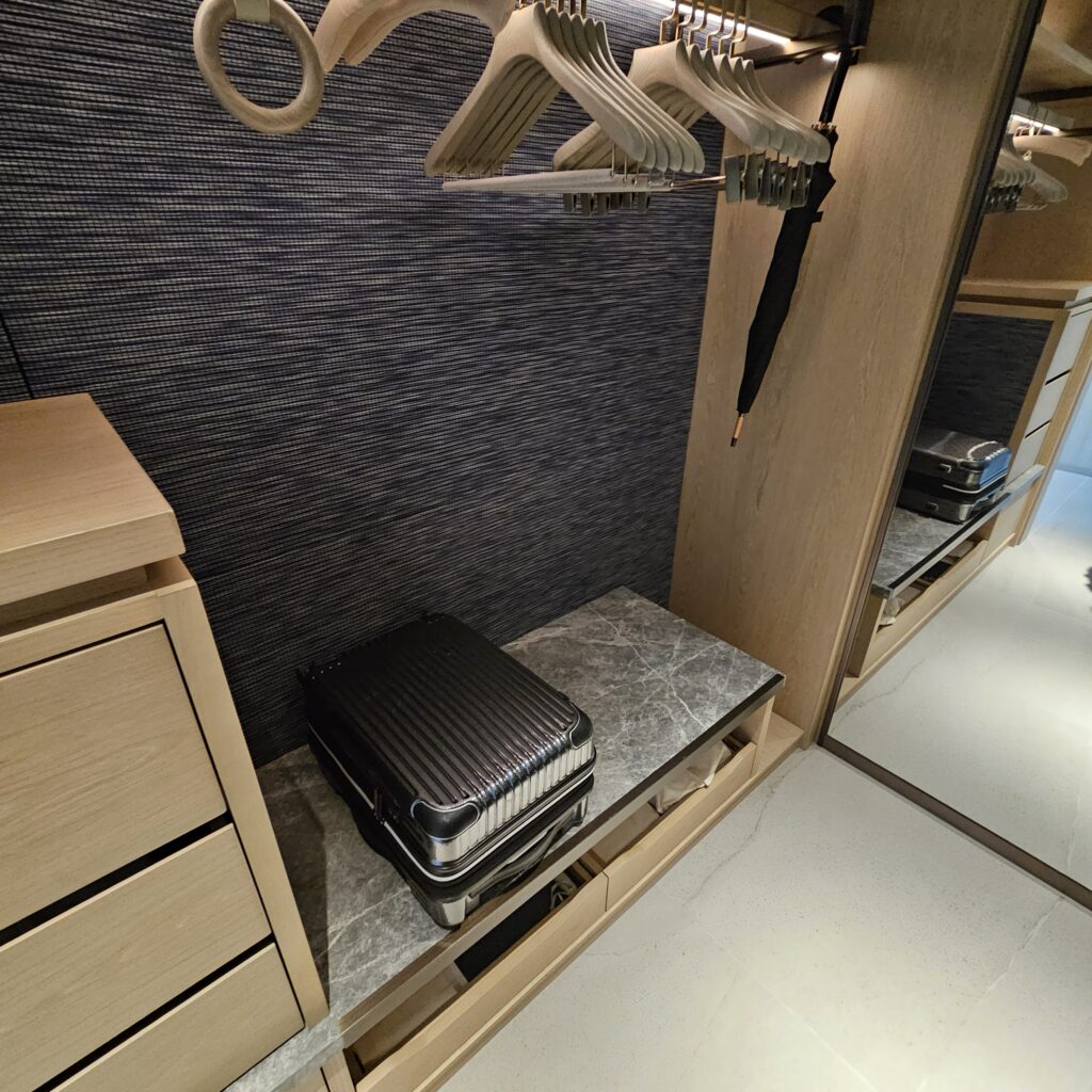 Waldorf Astoria Osaka Premier Room Walk-in Closet