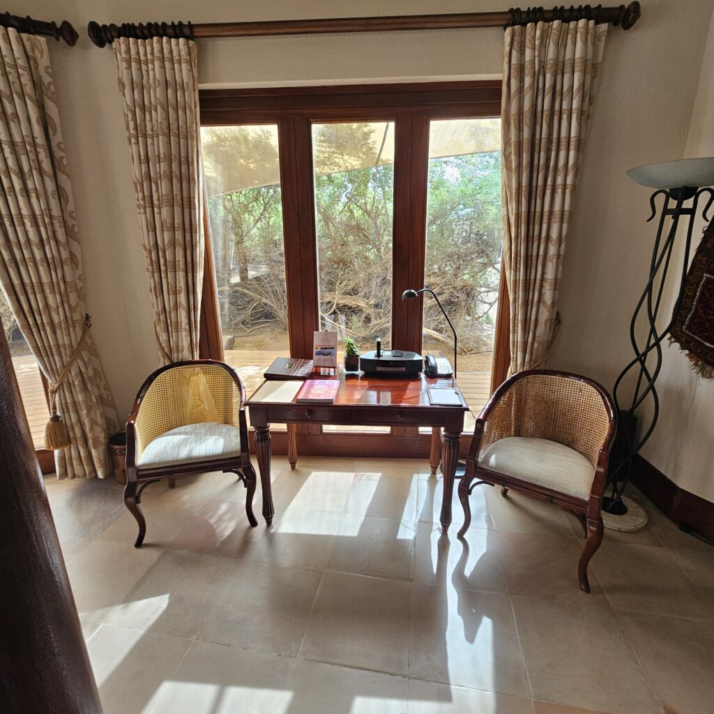 Al Maha Desert Resort Bedouin Suite Desk