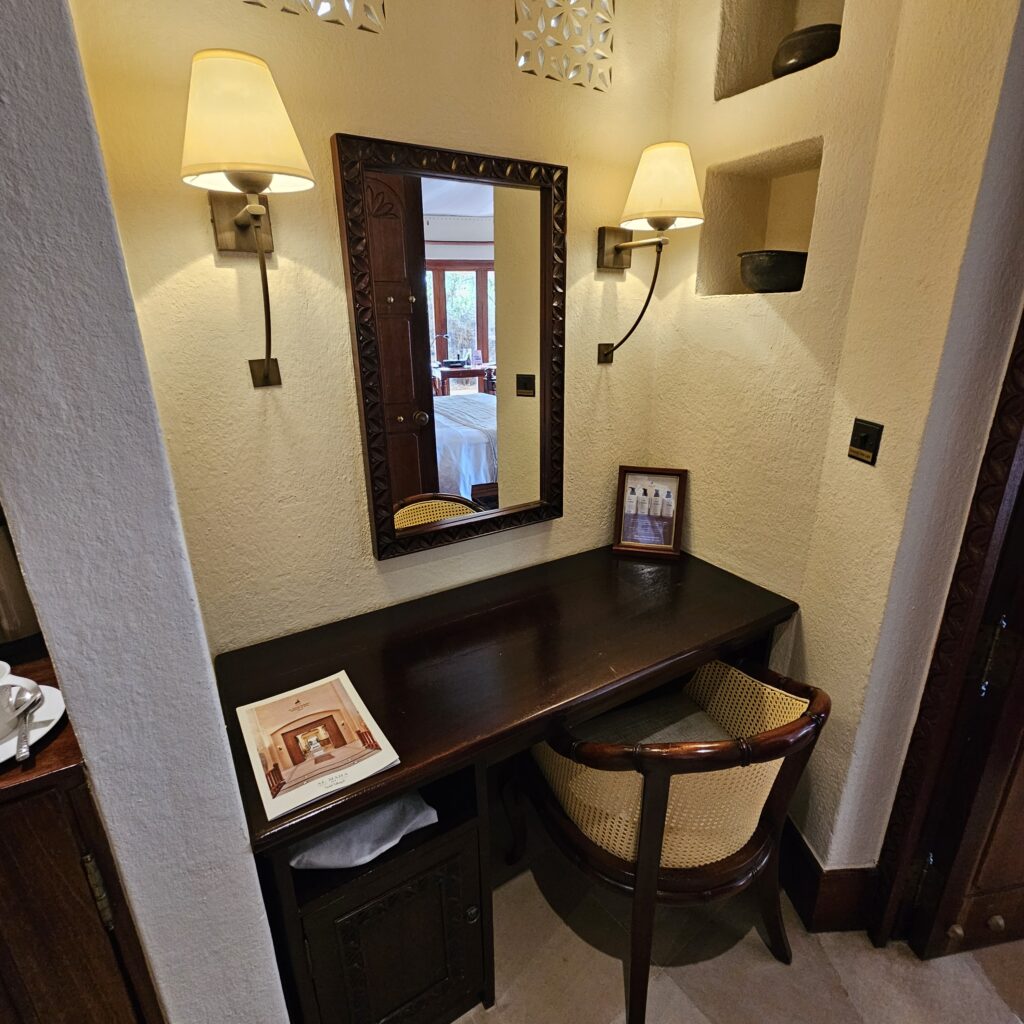 Al Maha Desert Resort Foyer Desk