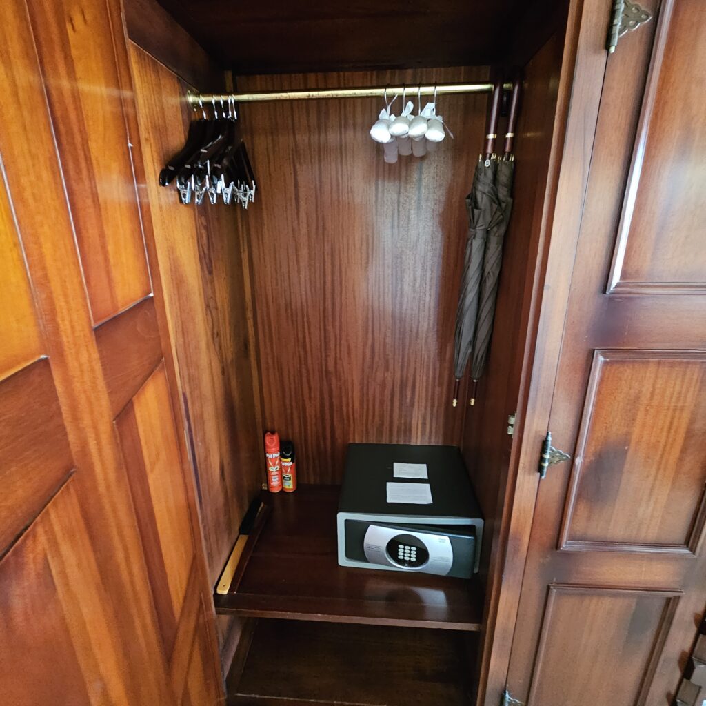 Al Maha Desert Resort Bedouin Suite Closet