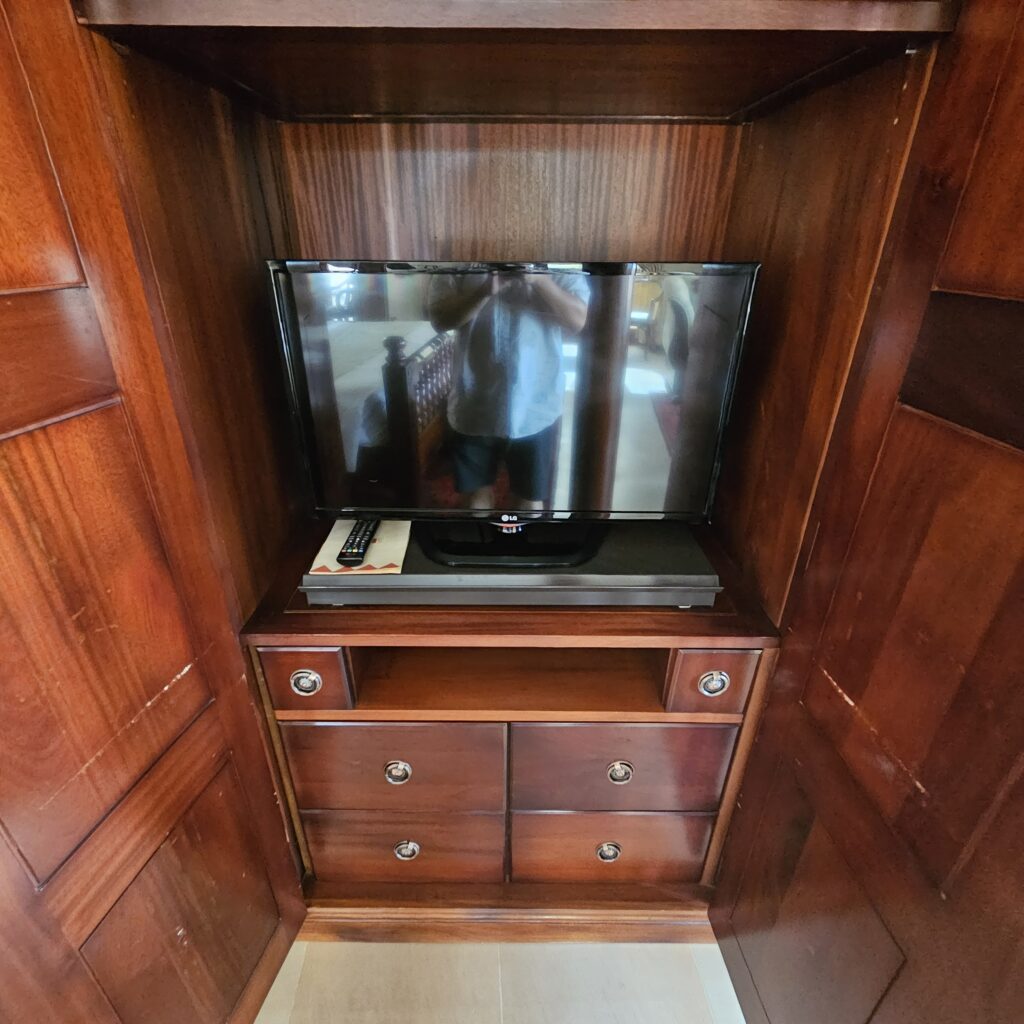 Al Maha Desert Resort Bedouin Suite TV