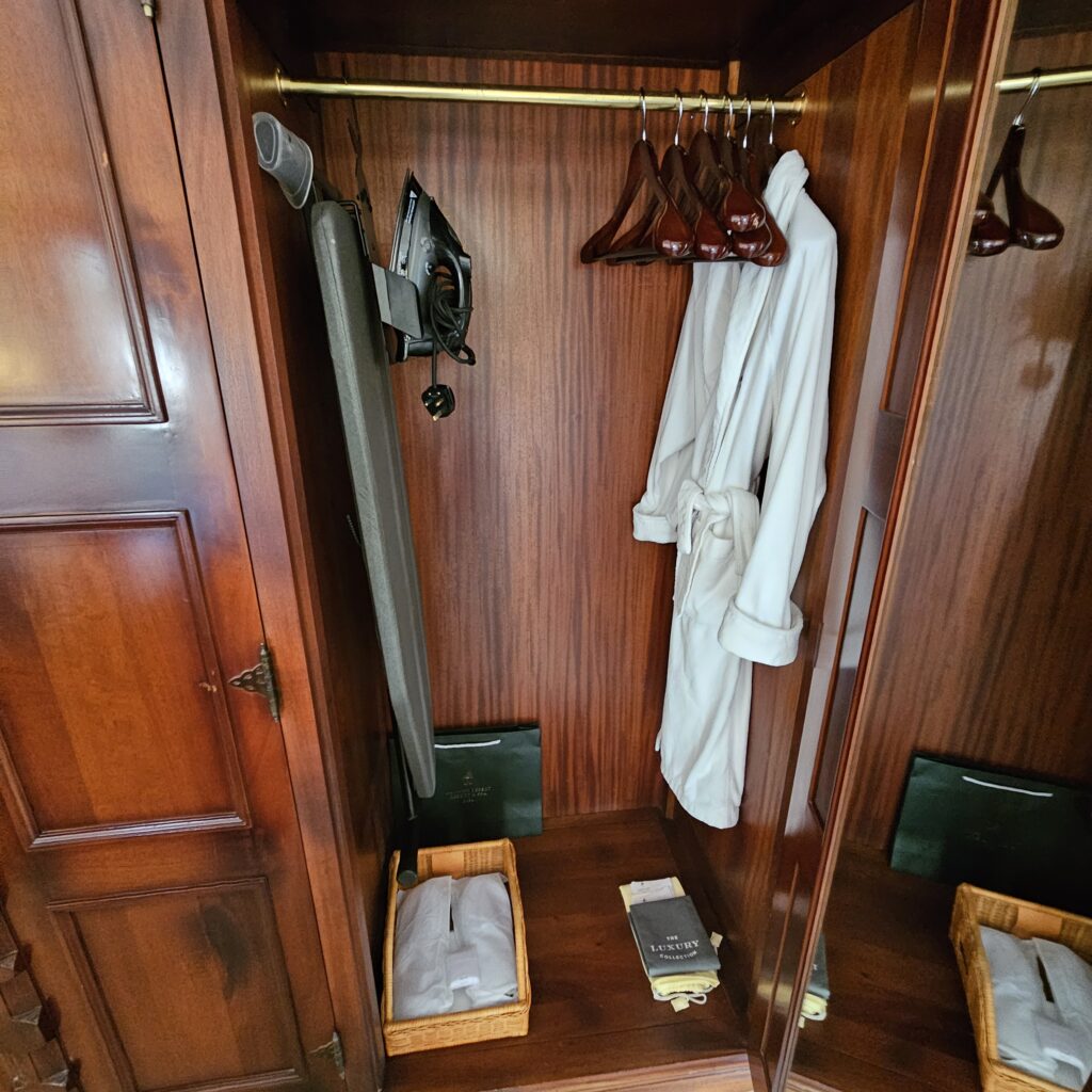 Al Maha Desert Resort Bedouin Suite Closet