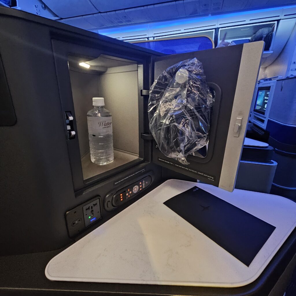 United Polaris Boeing 787-9 Seat Storage