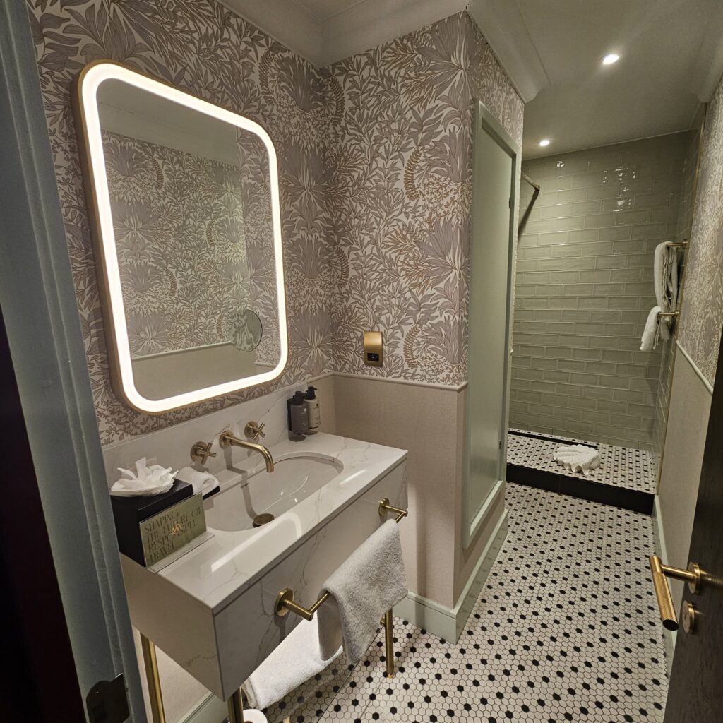 The Welbeck Hotel London Double Standard Room Bathroom