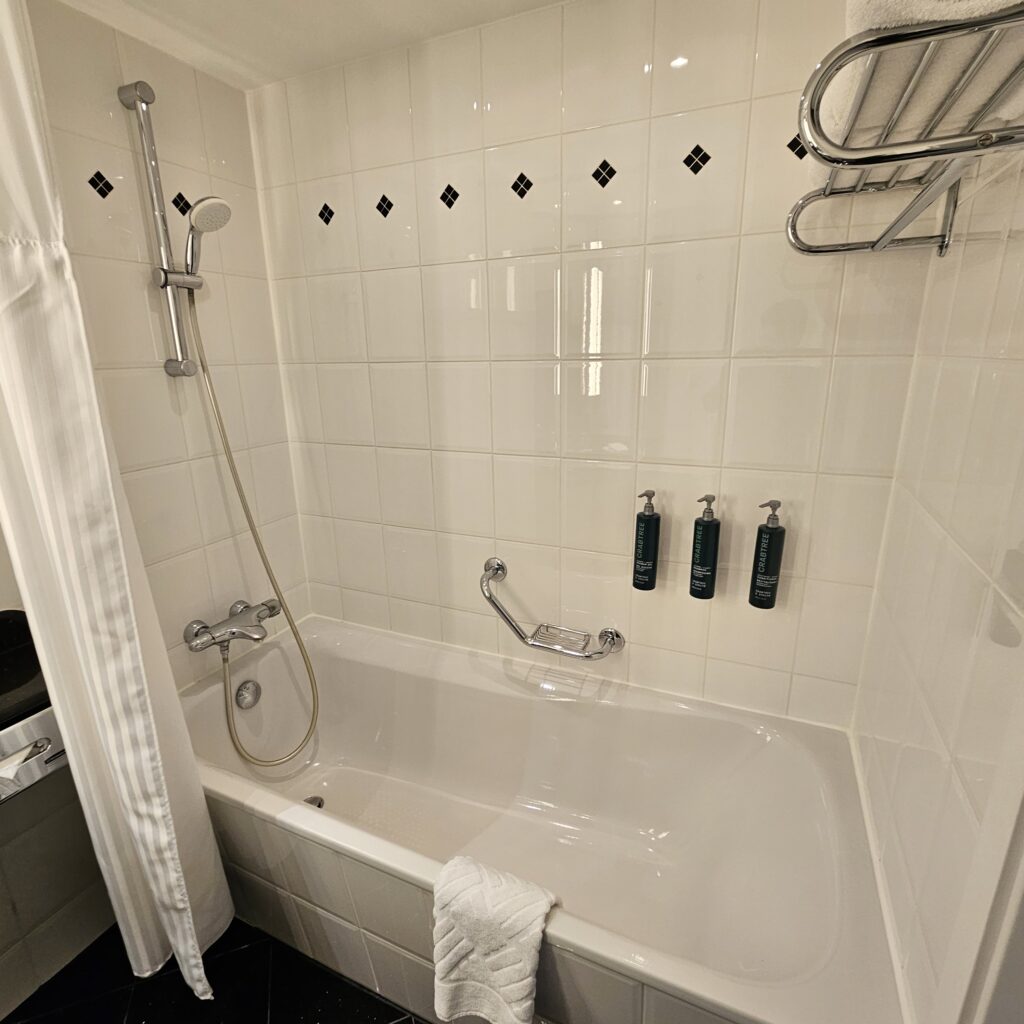 Hilton Berlin King Guest Room Shower Tub