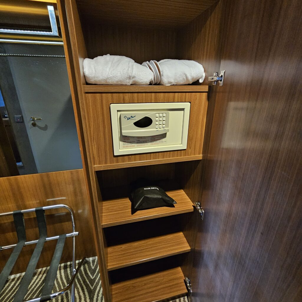Hilton Berlin King Guest Room Closet
